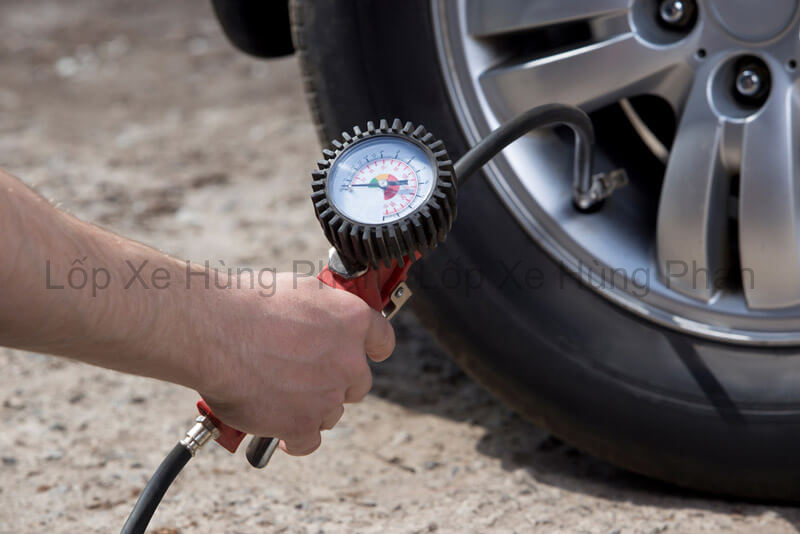 Kiểm tra và duy trì áp suất lốp xe tải đúng mức luôn cần thiết