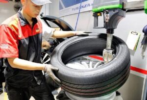 Cách thay lốp xe ô tô đơn giản an toàn và nhanh chóng