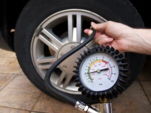 Cách kiểm tra áp suất lốp xe ô tô hiệu quả, nhanh chóng