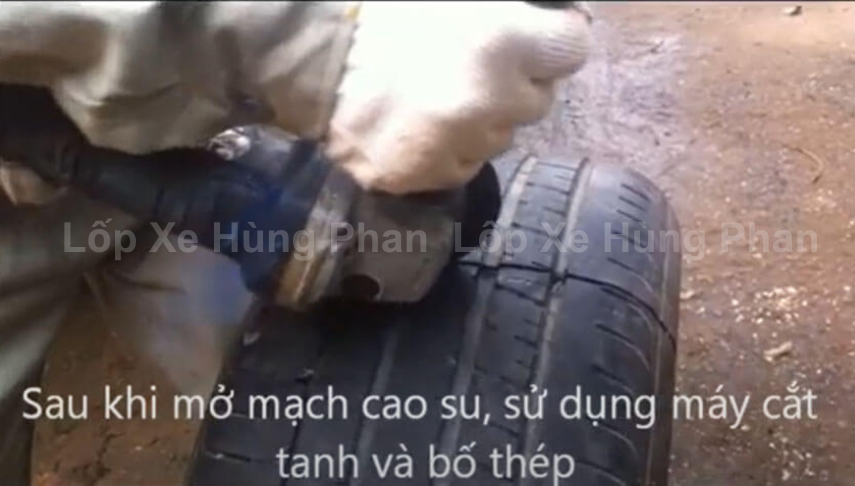 Sử dụng máy mài góc để cắt lớp bố thép bên trong