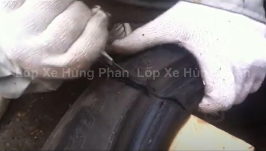 Sử dụng dao để cắt đi lốp còn thừa