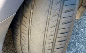 Các dấu hiệu nhận biết lốp xe bị mòn nhanh chóng