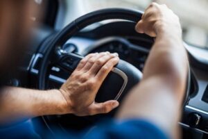 Những nguyên nhân và cách khắc phục tình trạng tay lái xe tải bị nặng