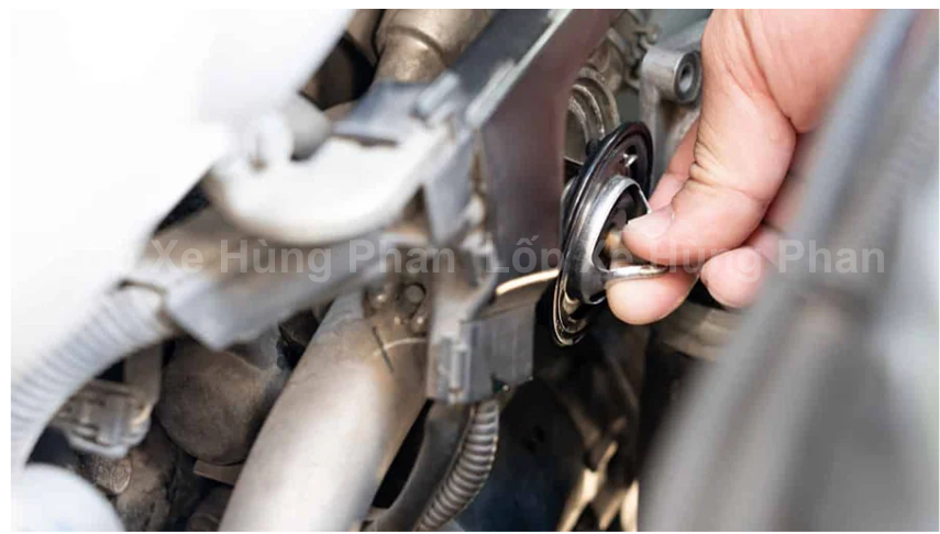 Không nên tháo van hằng nhiệt nếu bạn thường xuyên chạy quảng đường ngắn, hoạt động lại máy nhiều lần