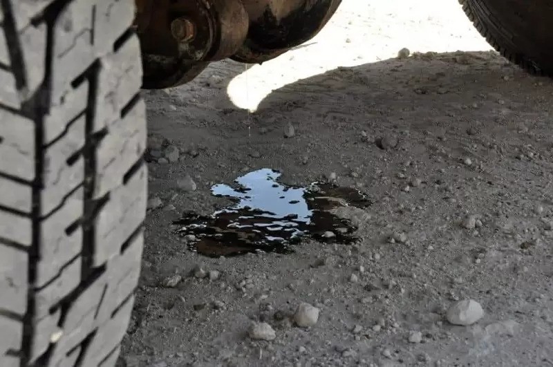 Hộp số bị rò rỉ dầu là nguyên nhân hàng đầu gây hỏng hộp số xe tải.