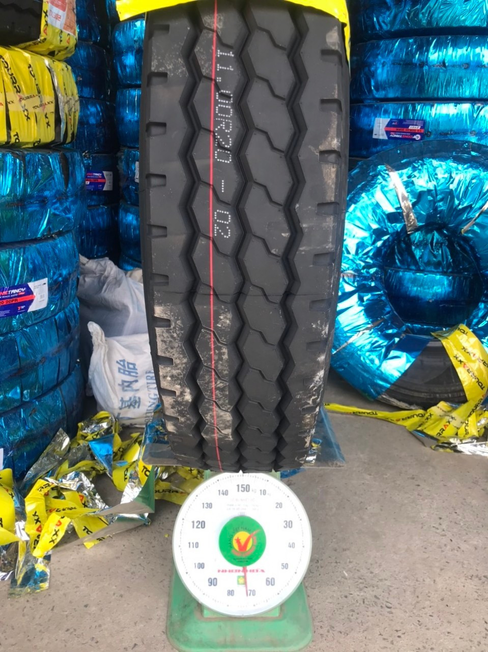 Kích thước và thiết kế là những yếu tố quyết định bánh xe container nặng bao nhiêu kg.