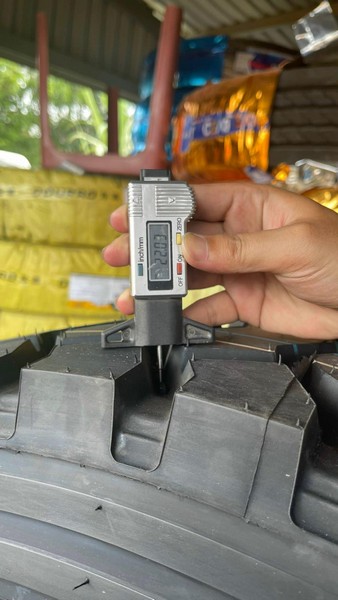 Kiểm tra lốp xe trước khi bơm