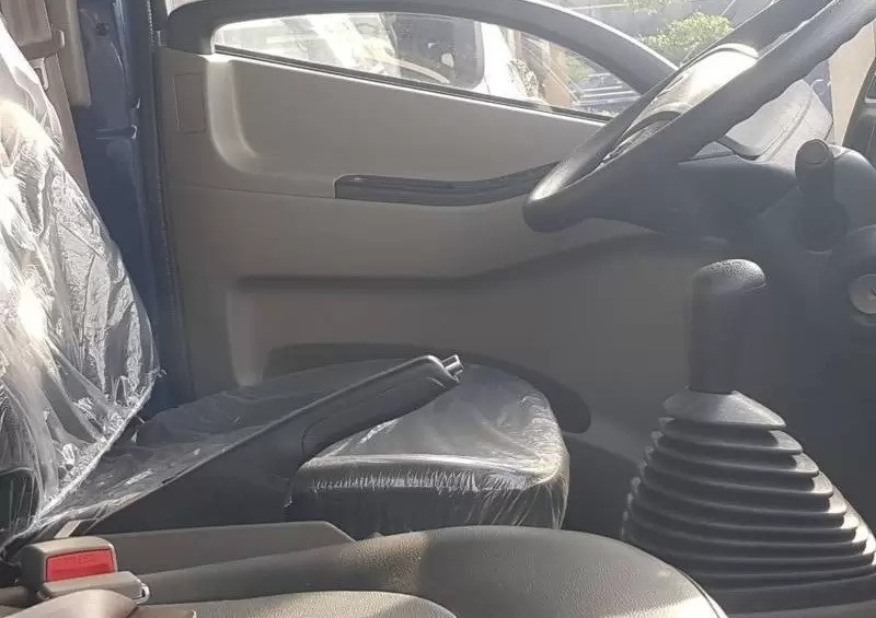 Kéo phanh tay xe tải từ từ để giảm tốc